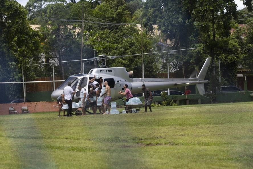 Veranistas pagam até R$ 8 mil por vaga em helicóptero para deixar Camburi, em São Sebastião