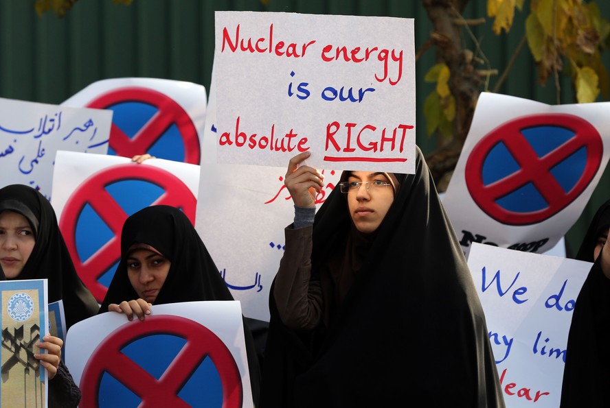 Estudantes iranianas demonstram apoio ao programa nuclear do país durante ato em 2014