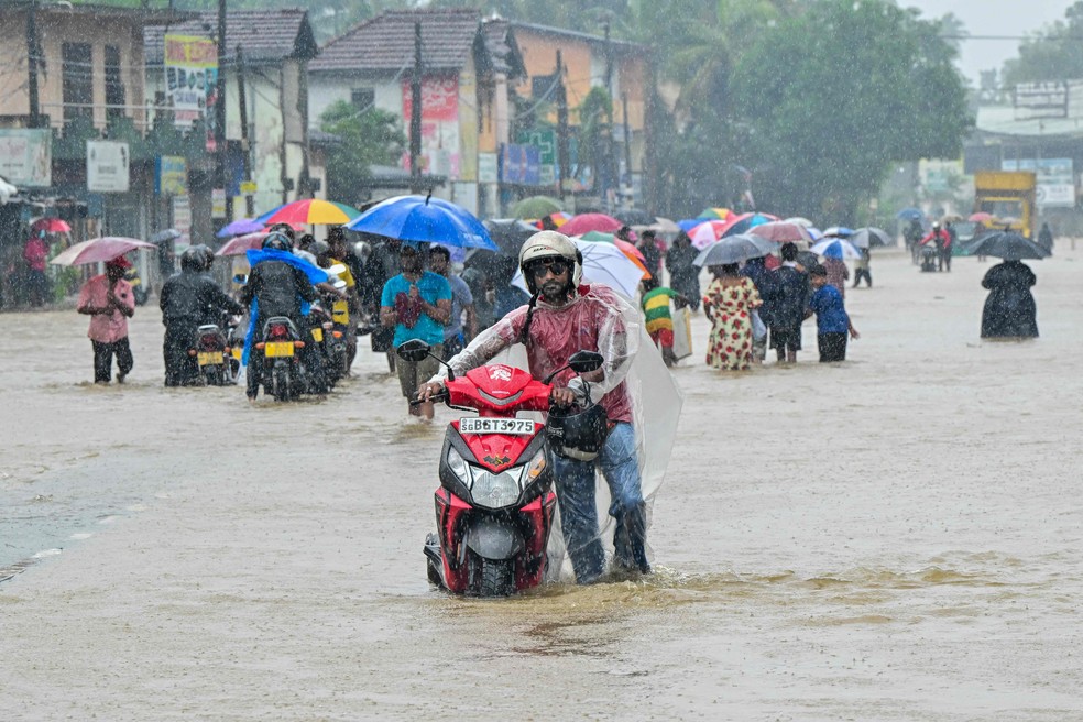 Heavy rains also displaced civilians and caused deaths in Sri Lanka — Photograph: Ishara S. KODIKARA / AFP