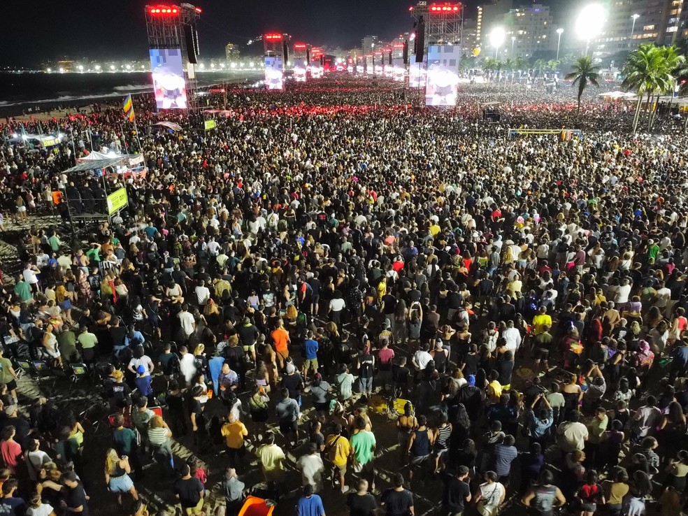 Público durante o megashow de Lady Gaga na Praia de Copacabana — Foto: Custódio Coimbra / Agência O GLOBO