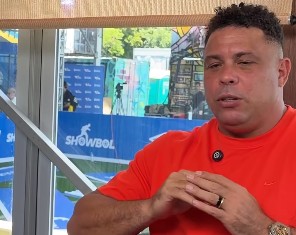 Ronaldo volta a desmentir frase sobre Messi e revela bastidor em conversa com Romário: 'Inventaram a entrevista'