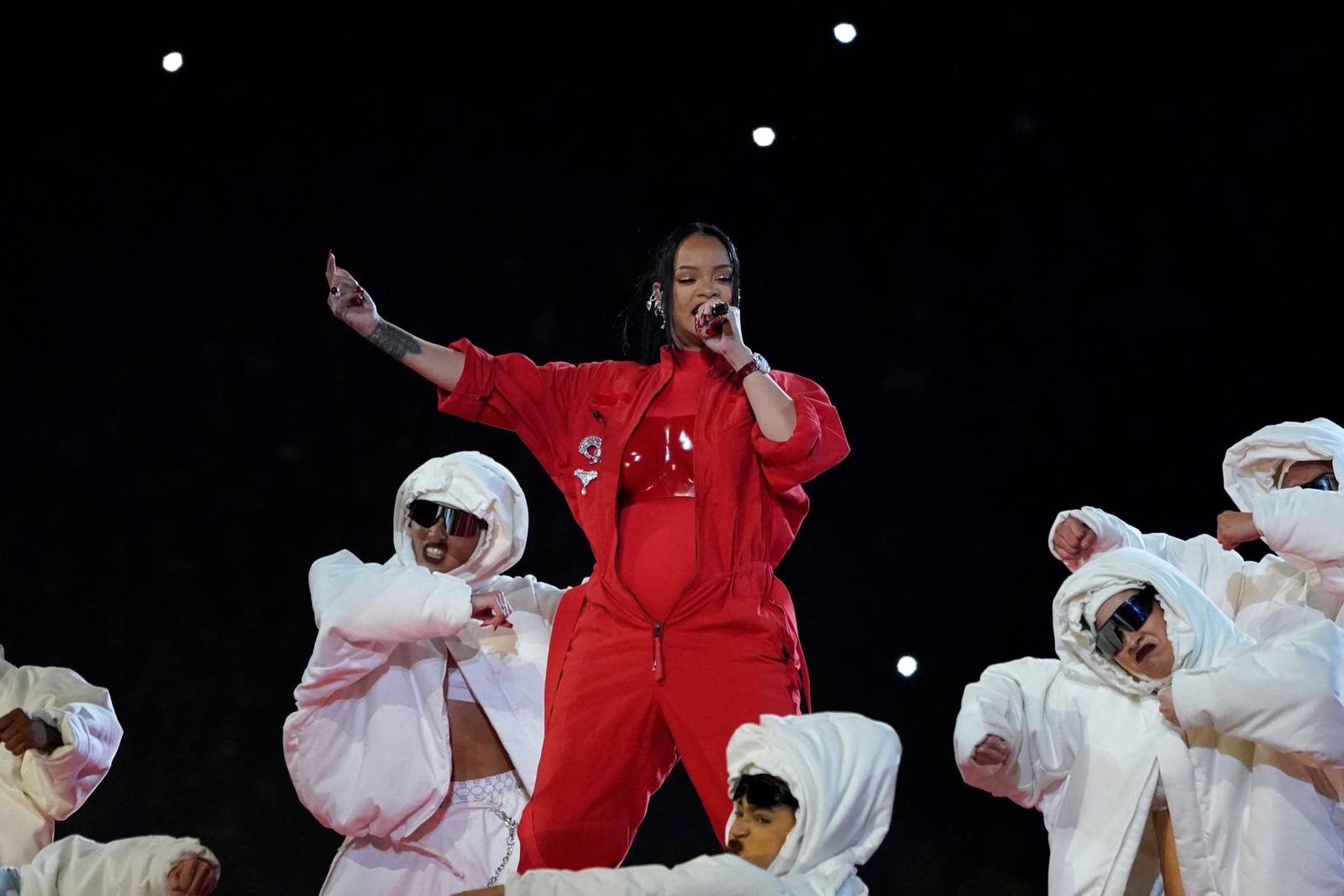 Representantes de Rihanna confirmam gravidez do segundo filho de Rihanna, depois de barriga chamar atenção no Super Bowl — Foto: TIMOTHY A. CLARY/AFP
