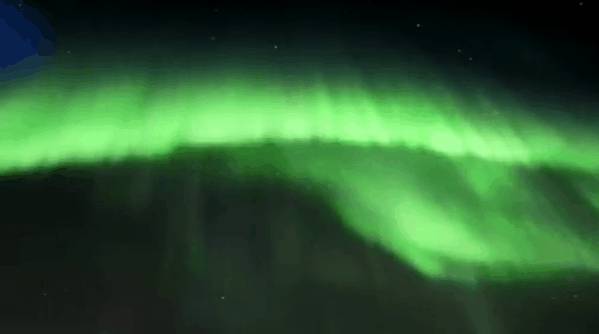 Aurora boreal provocada por tempestade solar que chegou à Terra ilumina céu da Finlândia; vídeo