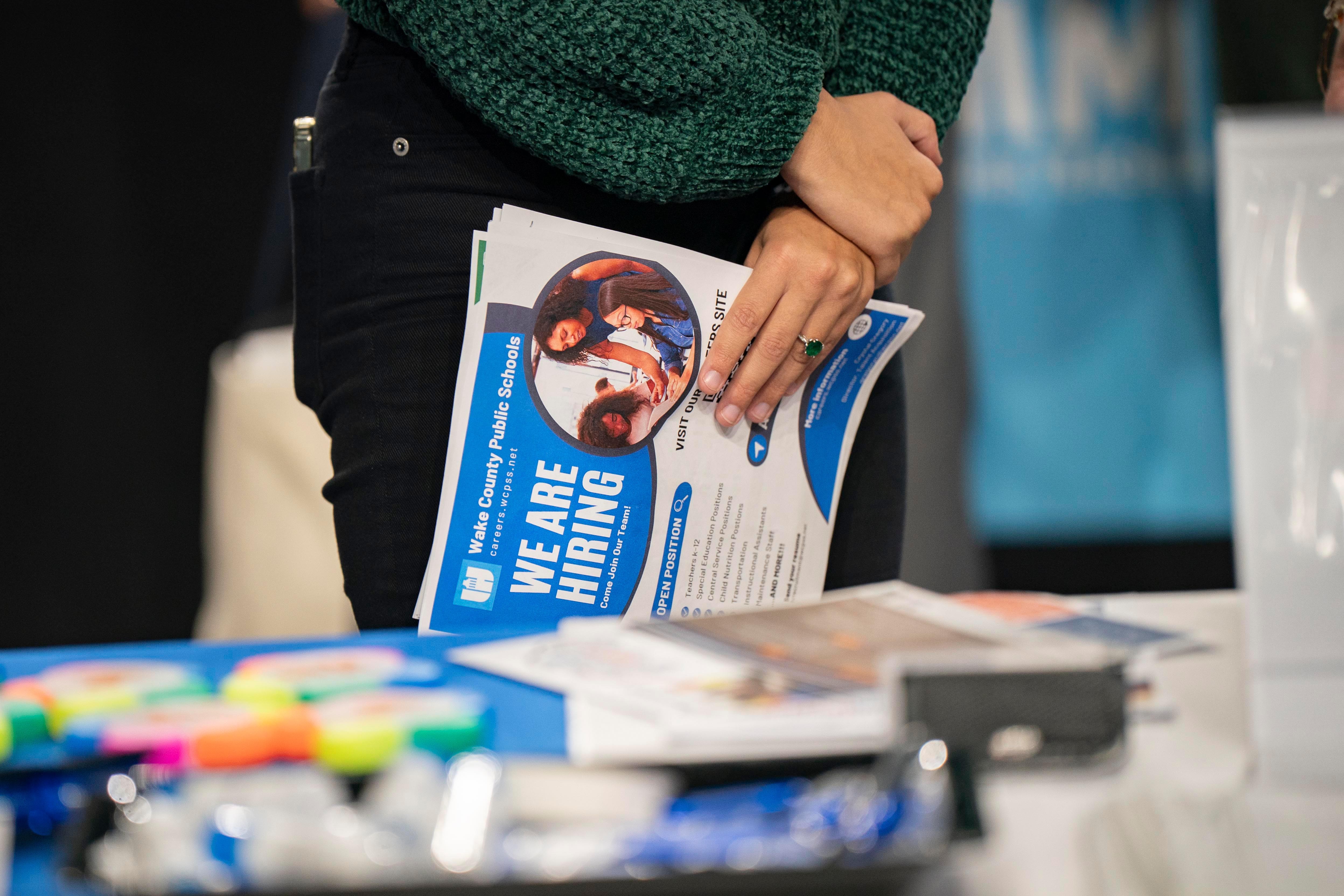 Demissões em massa disparam em outubro nos EUA, mas país vive apagão estatístico sobre emprego
