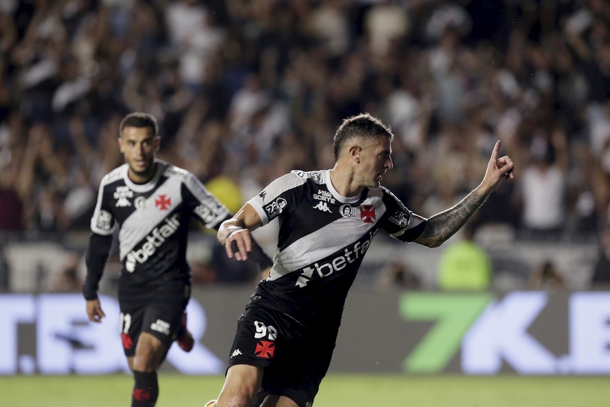 Vegetti comemora um dos gols em Vasco x Sport
