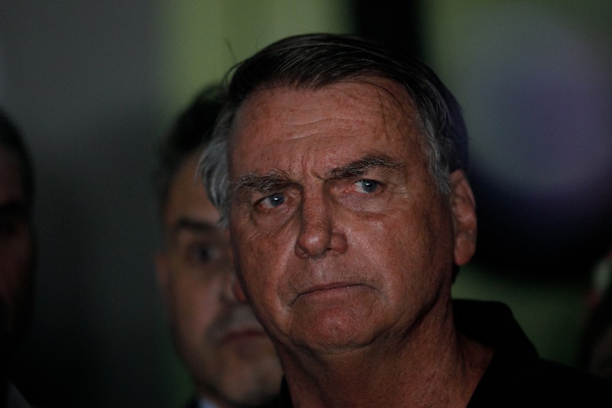Jair Bolsonaro durante entrevista no aeroporto de Brasília