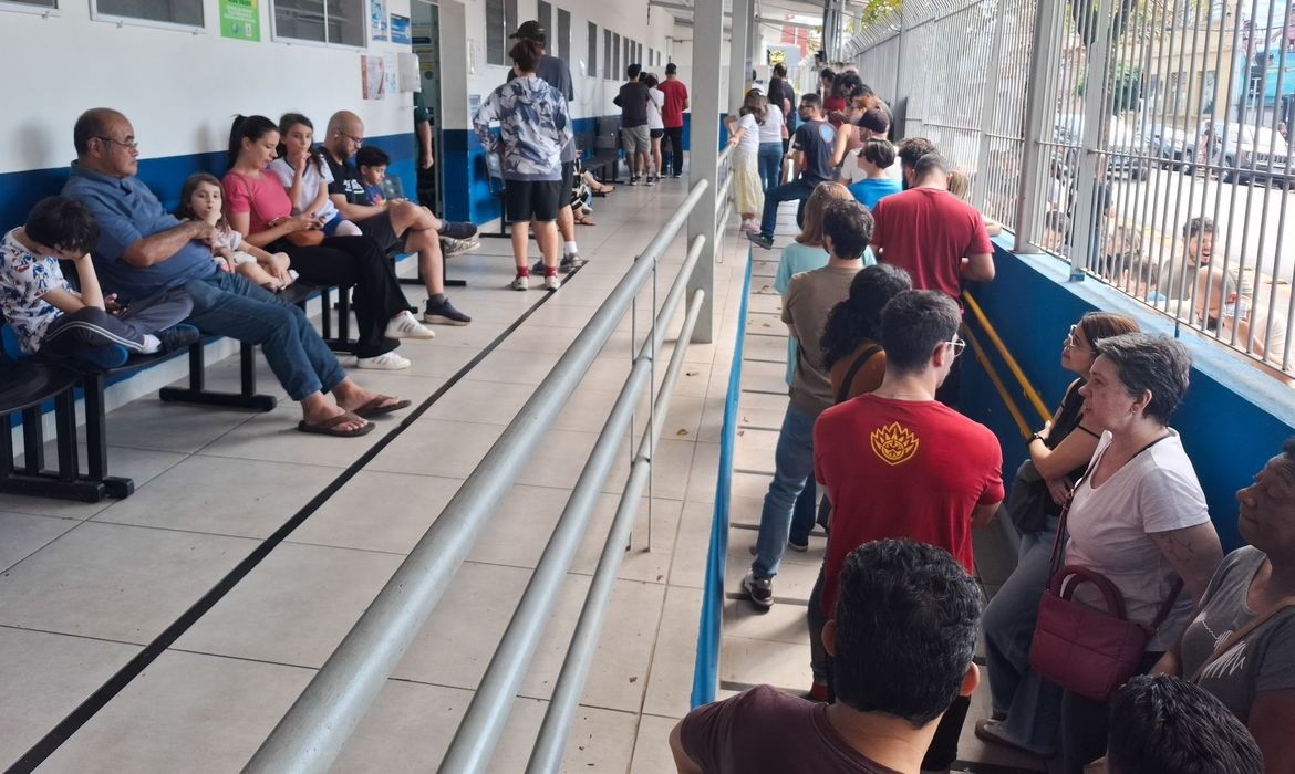 Fila em postos marca primeiro sábado de vacinação contra sarampo em São Paulo