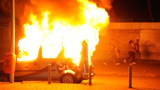 Carro de reportagem do SBT em chamas após ação de manifestantes radicais durante protesto no centro do Rio.  — Foto: Thiago Freitas / Agência O Globo