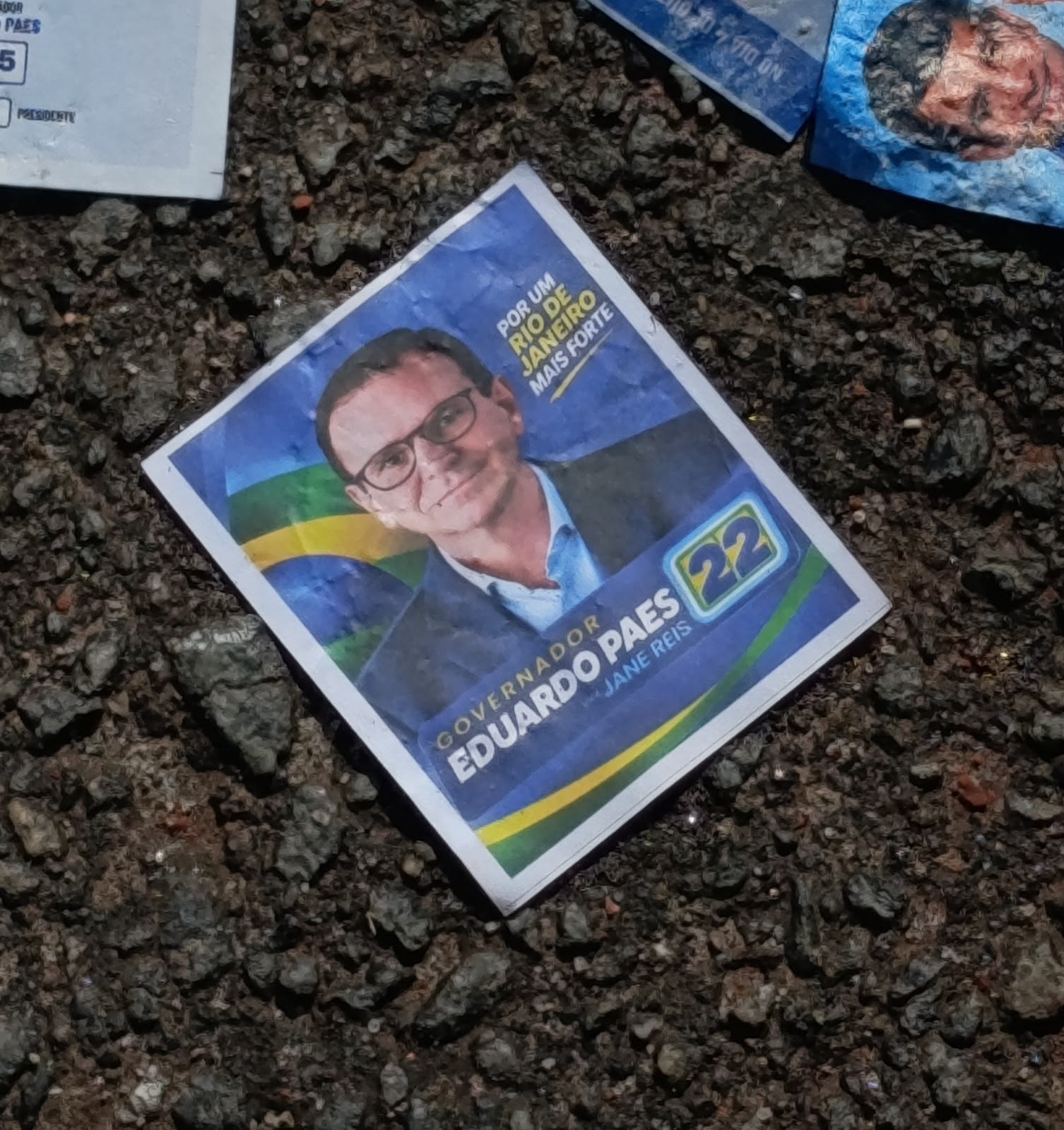 Santinhos com número errado de Eduardo Paes levam campanha a acionar TRE-RJ