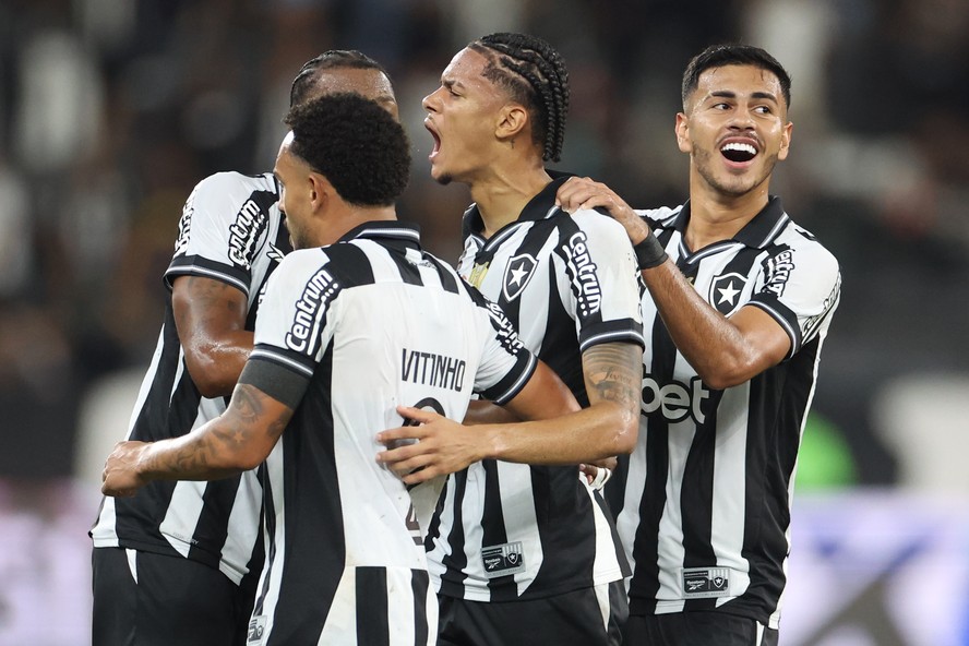 Botafogo goleia o Bragantino e volta a vencer em casa pelo Brasileirão ...
