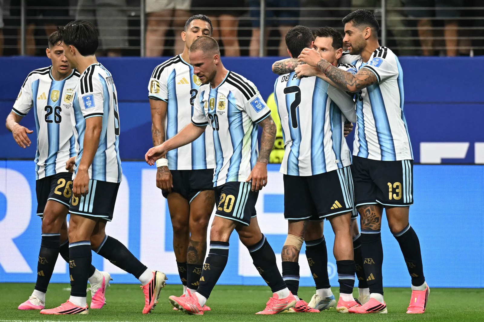 Jogadores argentinos comemoram o gol de Messi contra a Áustria — Foto: PAUL ELLIS/AFP