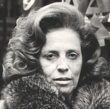 Zuzu Angel durante o lançamento de sua coleção em Nova York, em 1972 — Foto: Arquivo Nacional