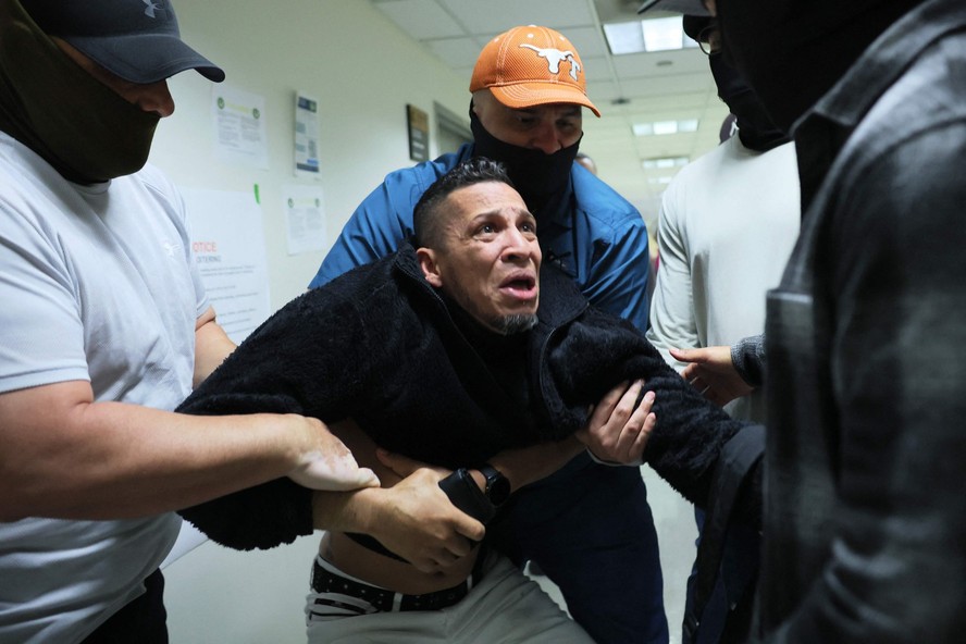 Agentes do ICE detêm um colombiano em audiência de imigração em um prédio federal em Nova York