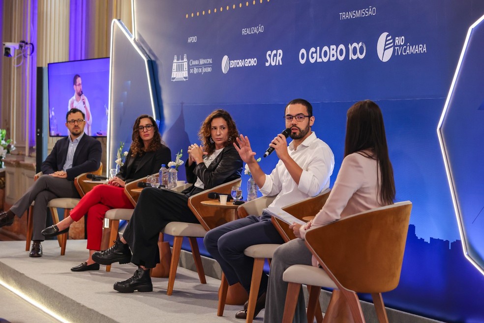 Segundo dia de seminário: painel com participação de Gabriel Tenenbaum (à esquerda), Cristina Albuquerque, Mônica Benício e Pedro Duarte — Foto: Eduardo Uzal/divulgação