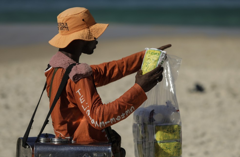 Venda de biscoito Globo na praia de Copacabana &mdash; Foto: Gabriel de Paiva/Ag&ecirc;ncia O Globo
