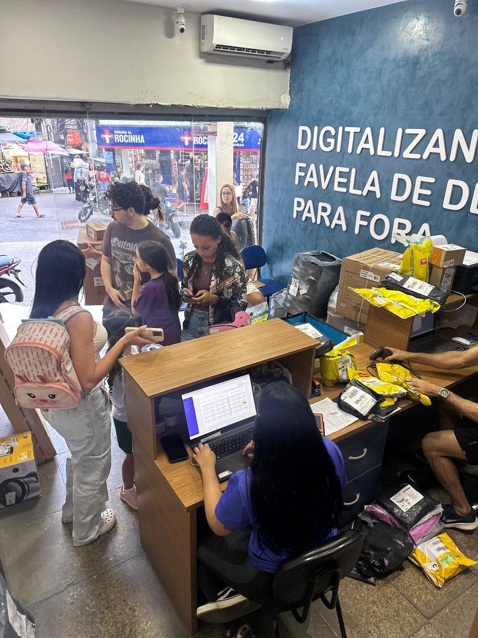 The movement at Carteiro Amigo headquarters, on Estrada da Gávea — Photo: Disclosure/Carteiro Amigo