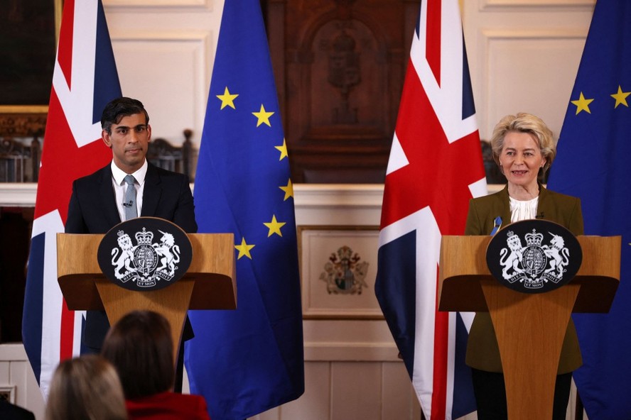 O primeiro-ministro do Reino Unido, Rishi Sunak, e a chefe da Comissão Europeia, Ursula von der Leyen, participam de uma coletiva de imprensa conjunta no Fairmont Hotel em Windsor