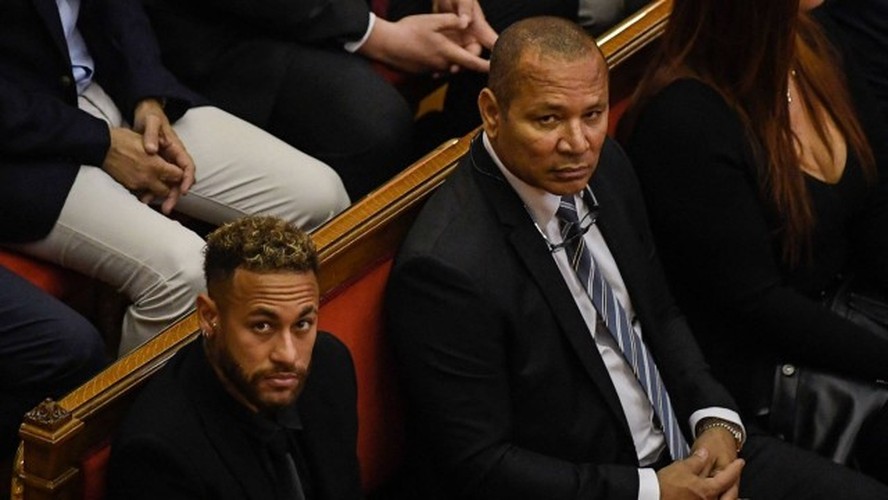 Neymar Jr. sentado ao lado do pai, Neymar dos Santos, no tribunal de Barcelona