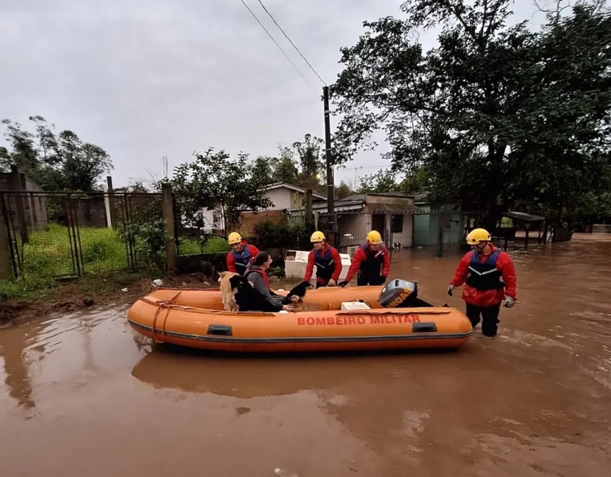Bombeiros atuam em resgates durante chuvas que atingem o Rio Grande do Sul
