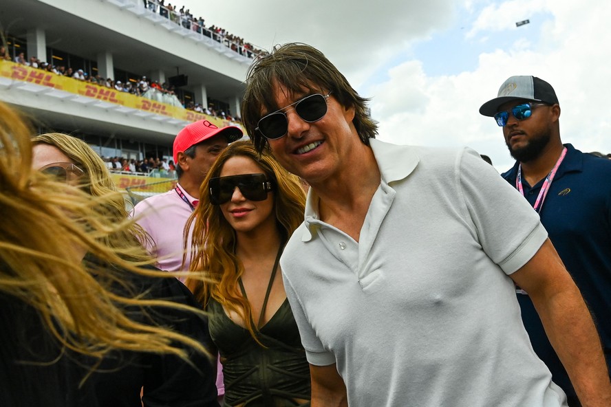 A cantora Shakira e o ator Tom Cruise foram clicados juntos em evento de Fórmula 1, em Miami, nos EUA