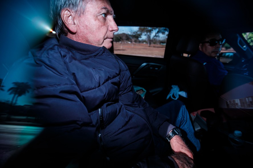 Jair Bolsonaro chega à Polícia Federal (PF) para colocar tornozeleira eletrônica — Foto: Brenno Carvalho/Agência O Globo