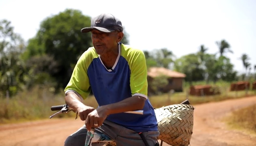 O catador de babaçu Antônio de Jesus Costa, que usa uma bicicleta para percorrer a estrada de terra em Arari — Foto: Cristiano Mariz