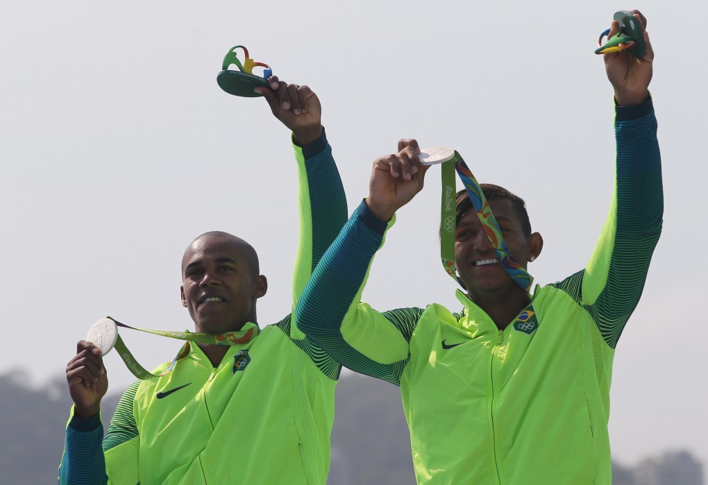 Os brasileiros Erlon de Souza Silva e Isaquias Queiroz dos Santos ganham a prata na canoa dupla C2 mil metros, na Lagoa Rodrigo de Freitas. — Foto: João Laet / Extra
