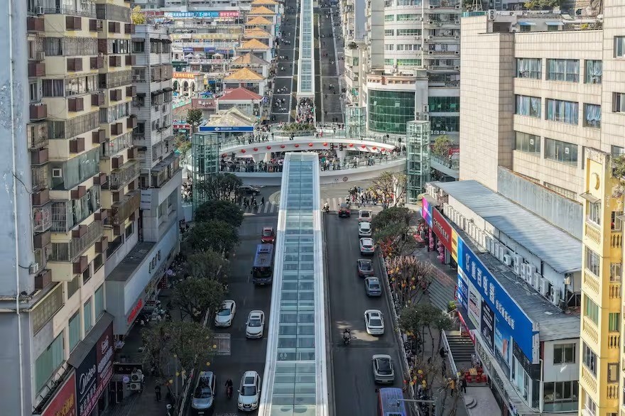 Com 905 metros: saiba como é a maior escada rolante do mundo, que reduz trajeto de 1 hora para 20 minutos na China