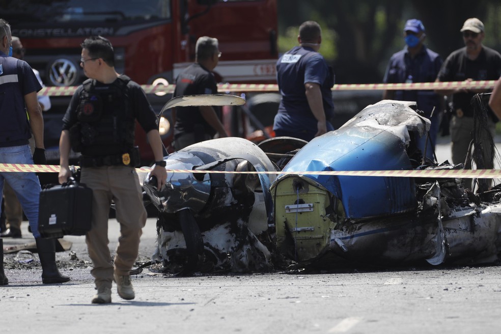 Um avião de pequeno porte, que decolou do Campo de Marte, caiu na região da Barra Funda, zona oeste de São Paulo — Foto: Edilson Dantas / Agência O Globo