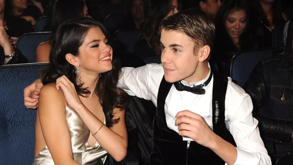 Selena e Justin no início do namoro — Foto: Getty Images