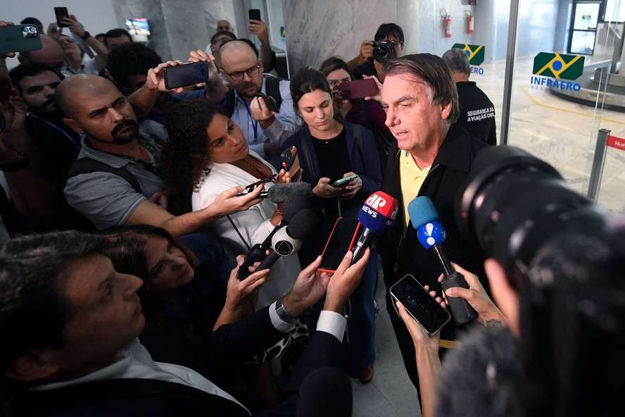 Desembarque de Bolsonaro tem apoio tímido, xingamento e improviso; veja  vídeo