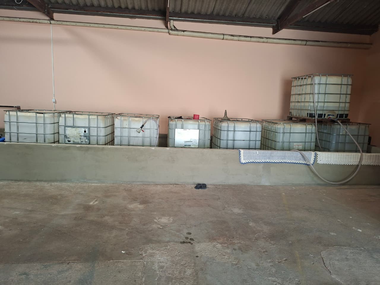 Pol&iacute;cia Civil descobre f&aacute;brica clandestina de bebidas em SP e prende idosa de 70 anos