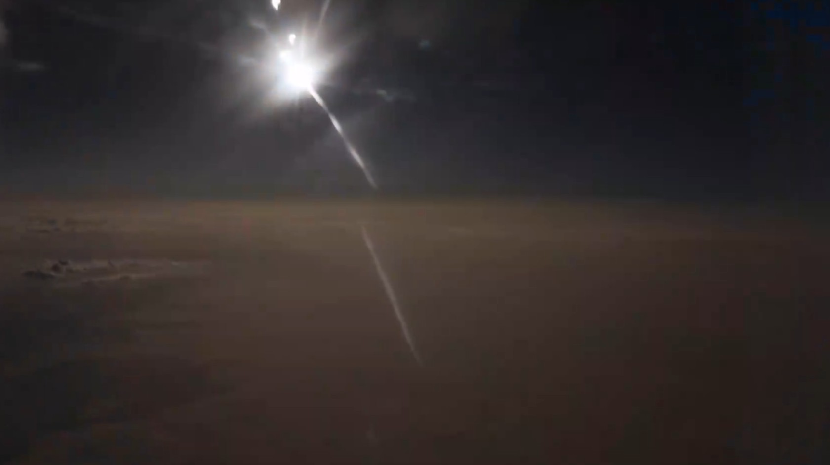 A 10 mil metros de altitude: passageiros embarcaram em voos especiais para assistir a eclipse solar; veja vídeo - QTU Questões do Universo