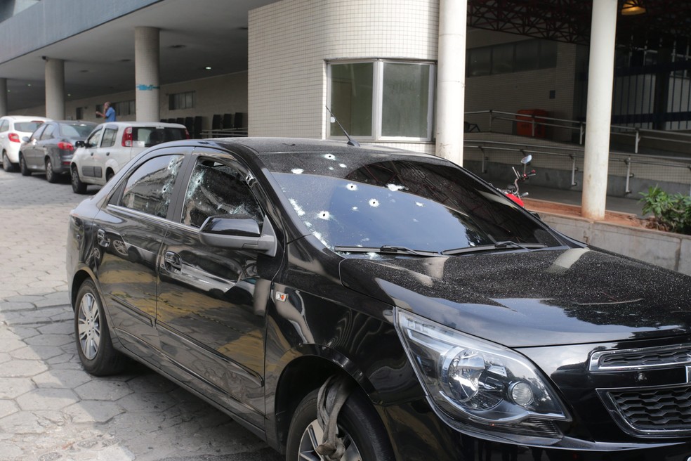 Carro com marcas de tiros rebocado do Hospital Souza Aguiar após o ataque em 2016 — Foto: Roberto Moreyra / Agência O Globo / 19-06-2016