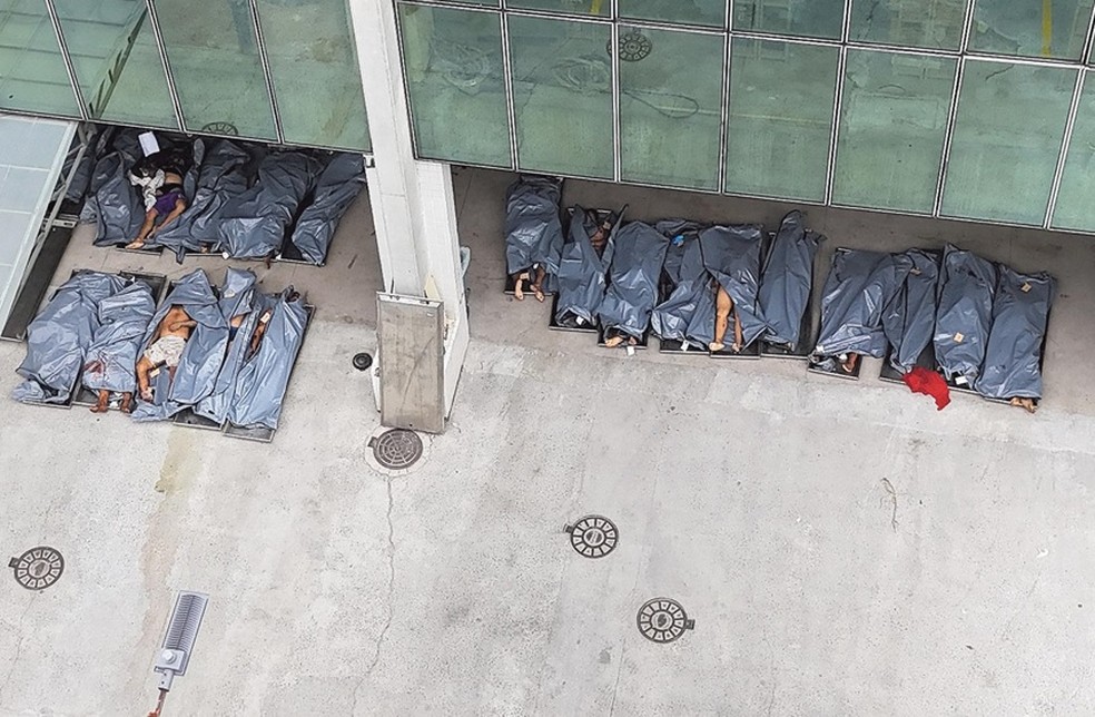 Todos os corpos foram levados para o IML no dia 29. Inicialmente, alguns chegaram a ficar na parte externa do prédio, até que houvesse lugar para armazená-los — Foto: Cesar Sales