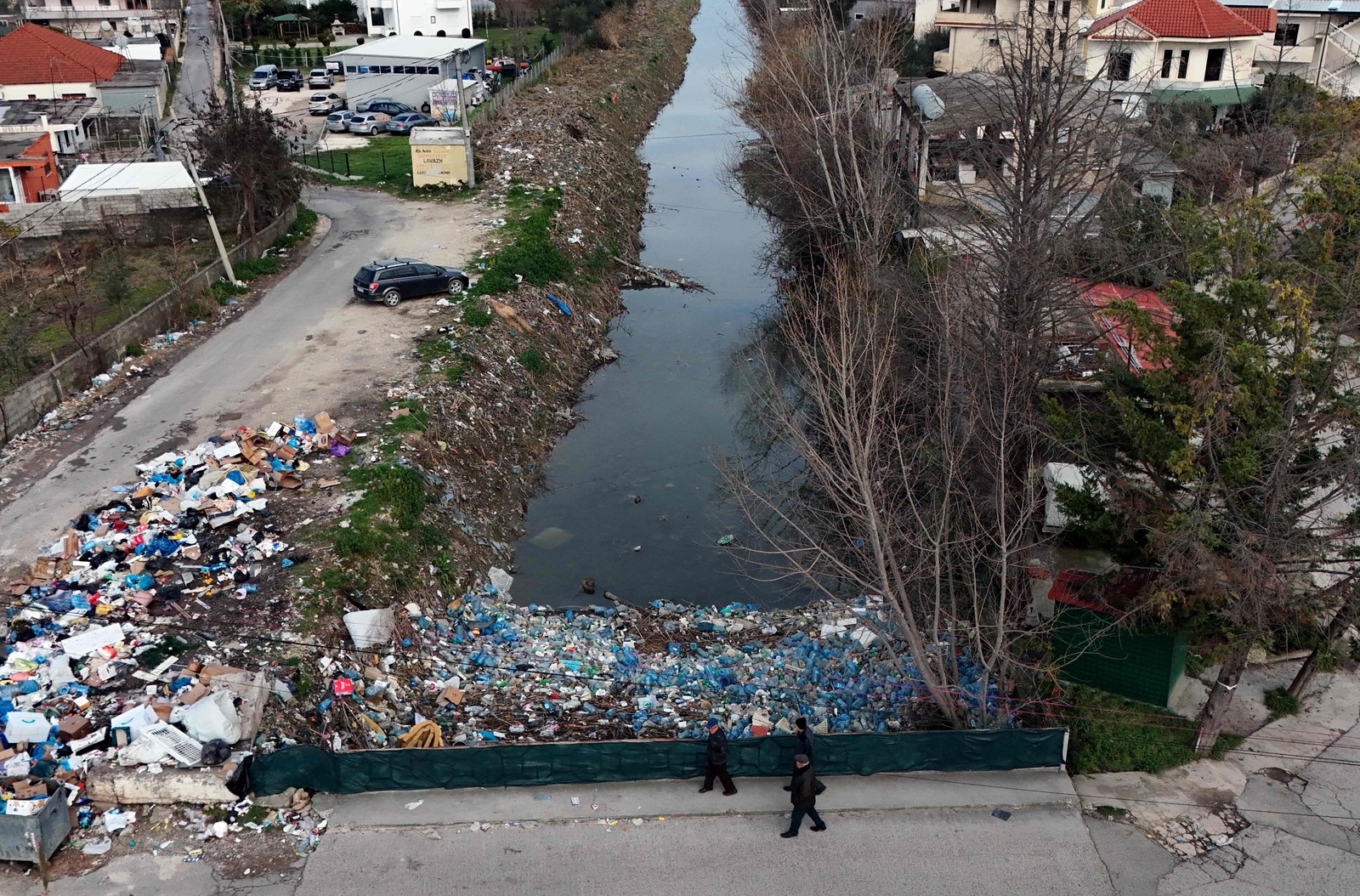 Além dos resíduos, décadas de acúmulo de cascalho e sedimentos nos rios do país reduziram seu fluxo — Foto: Adnan Beci/AFP