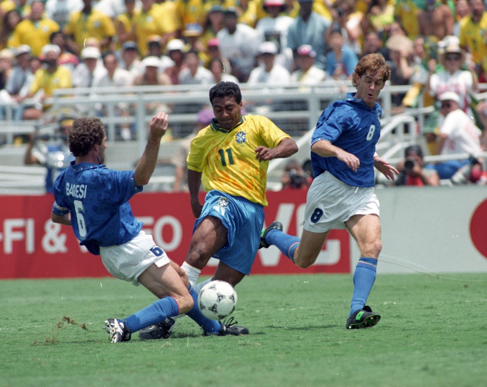Baresi em disputa com Romário: zagueiro se recuperou rapidamente — Foto: Ivo Gonzalez / Agência O Globo