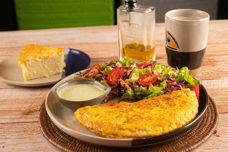 Omelete com salada ao molho de iogurte e hortelã do Sou do Café Esporte, onde o cardápio diz se o prato tem alimentos construtores, reguladores ou energéticos