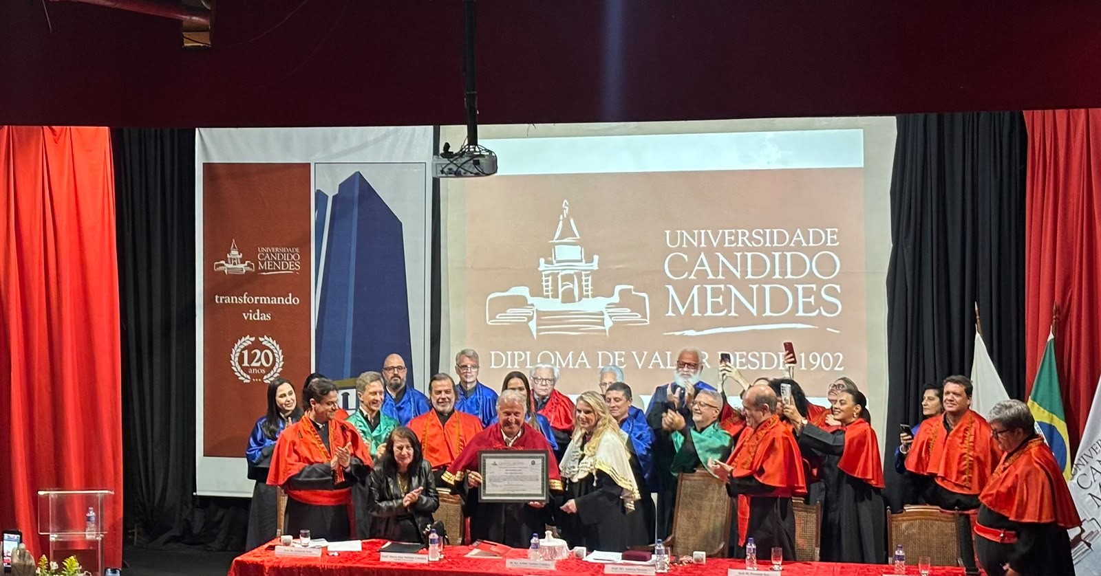 Zico veste beca rubro-negra ao ser nomeado Doutor Honoris Causa em universidade do Rio - Foto