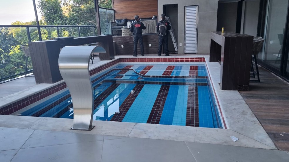 Mansão na Rocinha, Zona Sul do Rio, usada por criminosos cearenses, tinha duas piscinas aquecidas e área gourmet. — Foto: Divulgação