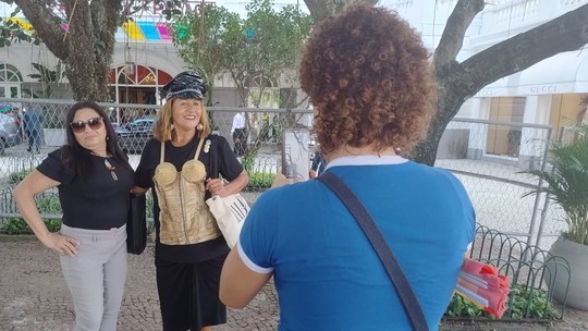"Deu pra sentir a energia dela" diz fã em frente ao Copacabana Palace onde Madonna já está hospedada
