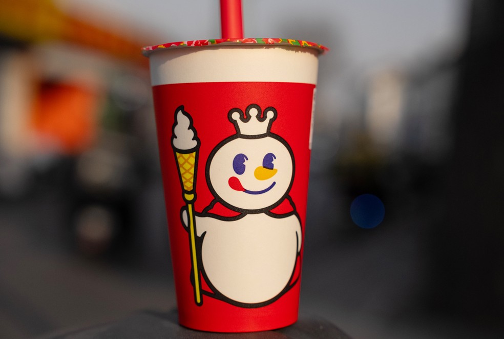 Mascote do'Rei da Neve' em copo em uma loja Mixue em Pequim, China — Foto: Na Bian/Bloomberg