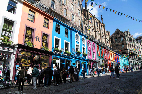 Turistas fazem fila para entrar numa loja que vende produtos relacionados à saga de Harry Potter na Victoria Street: rua em Edimburgo, na Escócia, é uma possível inspiração para o Beco Diagonal das histórias