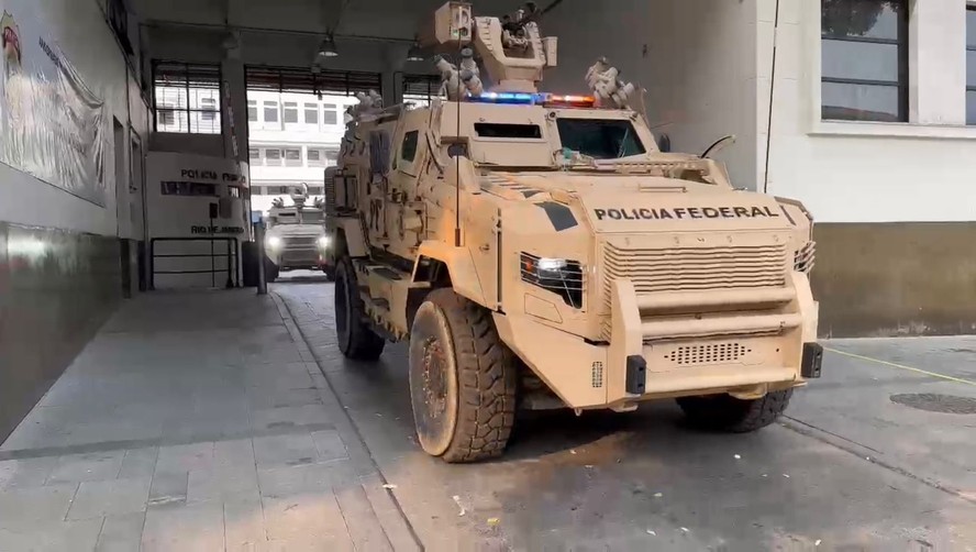 Blindado da Polícia Federal em operação para prender militar da Marinha que operava drones para o Comando Vermelho