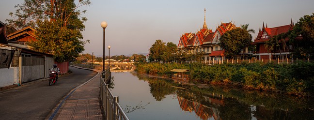 Um templo budista é refletido nas águas do Rio Wang, que corta a cidade de Lampang, no norte da Tailândia — Foto: Andre Malerba/The New York Times