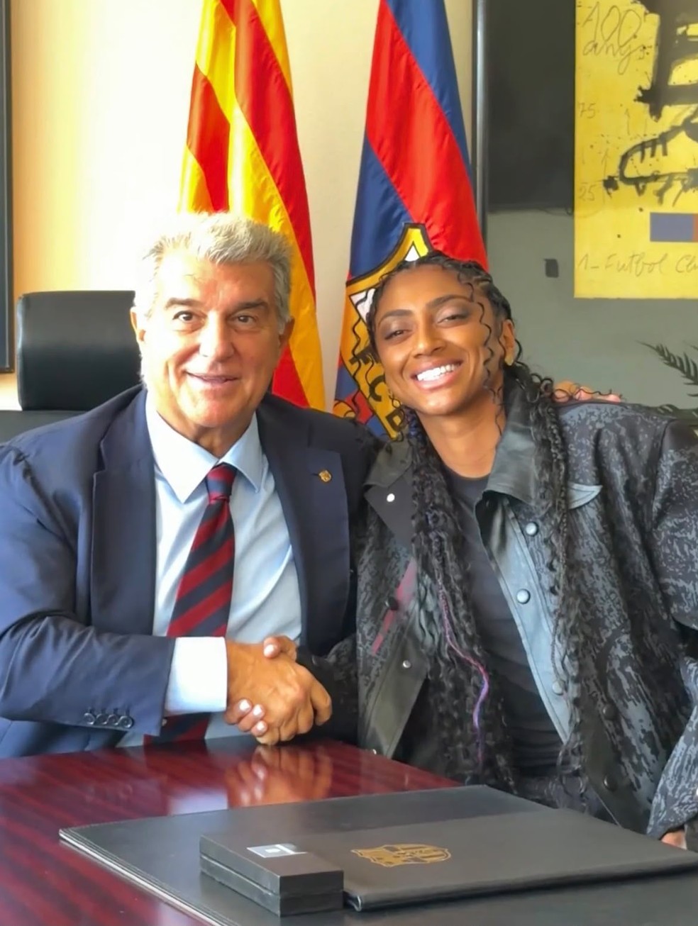 Kerolin ao lado de Joan Laporta, presidente do Barcelona — Foto: Divulgação / Barcelona