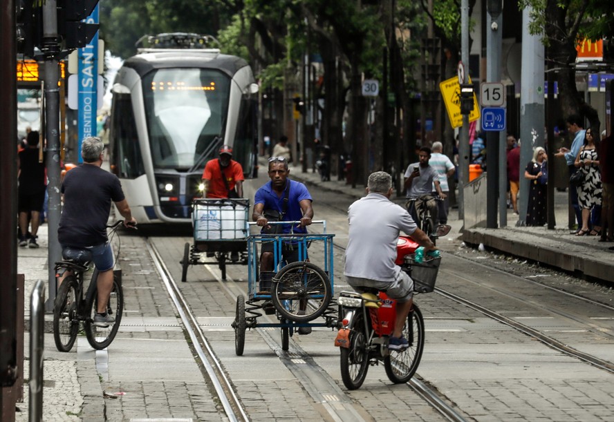 Guarda Municipal já multou quase 15 mil pessoas que circulam nos trilhos do VLT . Na avenida Rio Branco , no Centro