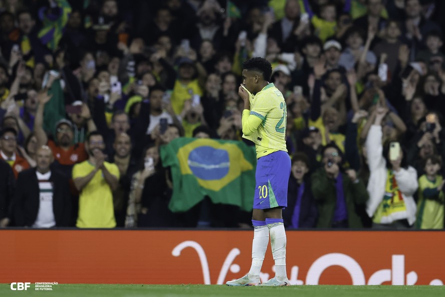 Est&ecirc;v&atilde;o comemora gol que abriu a vit&oacute;ria da sele&ccedil;&atilde;o brasileira contra Senegal