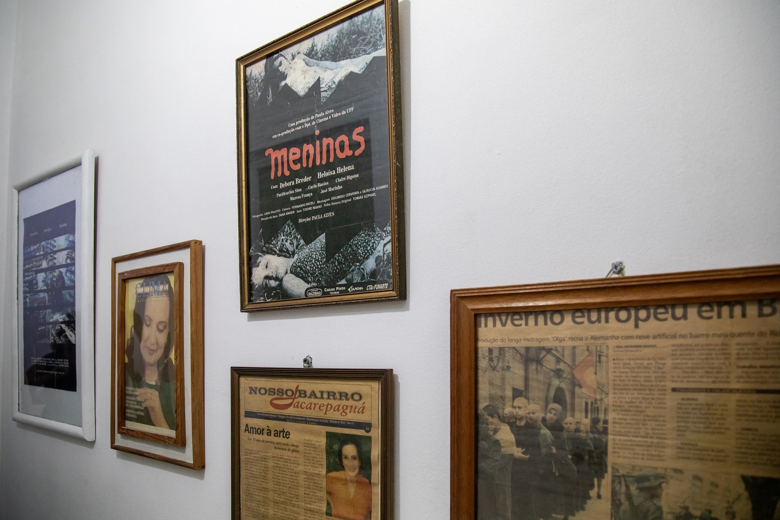 One of the walls of actress Claire Digonn's house in Retiro dos Artistas houses memorabilia from her work — Photo: Ana Branco