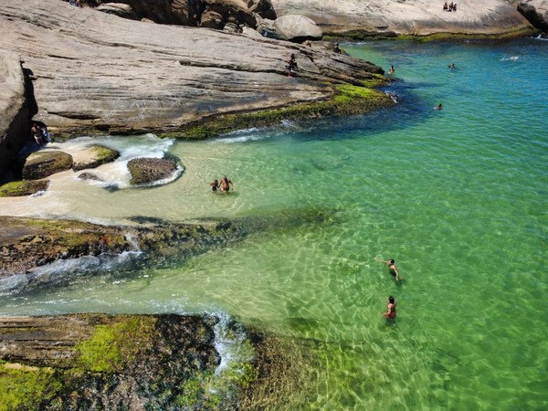Águas cristalinas e quentinhas: entenda o fenômeno que transformou a cidade  em 'Caribe de Janeiro'